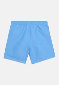 Γαλάζια μαγιό σορτς με ελαστική μέση και μία πίσω τσέπη σε λευκό φόντο.