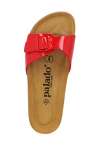 Röd lackad slidesandal med en bred rem som har en spänne, kontrasterande brun dämpad innersula och präglad logotyp.