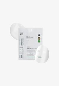 Zestaw maseczek do pielęgnacji skóry w dwóch krokach, składający się z srebrnej i białej tubki oraz maseczki w arkuszu w białym opakowaniu z zielonymi i czarnymi akcentami.