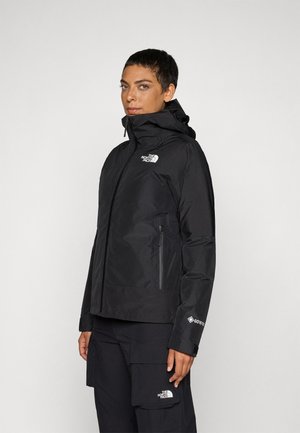 Zwarte waterdichte jas met capuchon, ritszakken aan de voorkant en het The North Face-logo op de borst en mouw. Glad textuur, aansluitend ontwerp.