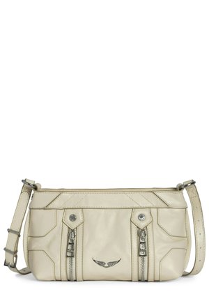 Petit sac à bandoulière en cuir couleur crème avec double fermeture éclair à l'avant, emblème métallique ailé et bandoulière réglable.