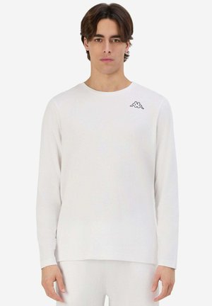Camicia bianca di cotone a maniche lunghe con scollatura arrotondata e un piccolo logo Kappa nero sul lato sinistro del petto. Texture liscia, vestibilità comoda.