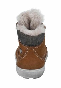 Brązowy zamszowy botek za kostkę z szarym tekstylnym kołnierzem i miękką wyściółką wewnętrzną. Zawiera przeszywane detale i gumową podeszwę.