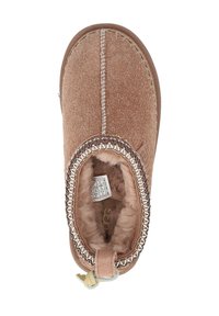 Scarpa marrone in camoscio senza lacci con fodera in pelliccia sintetica e cuciture decorative intorno al collo. Include un piccolo anello sul retro per una facile calzata.