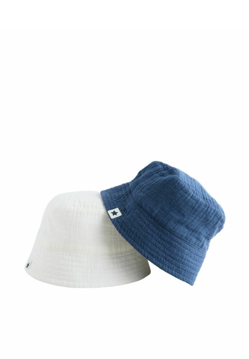 Zwei Bucket-Hüte: einer ist weiß und der andere dunkelblau. Der weiße Hut hat eine glatte Textur, während der blaue Hut ein dezentes, zerknittertes Design aufweist.