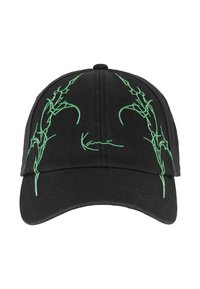 Juoda kepurė su žaliais siuvinėjimais, primenančiais erškėčius, ir kursyvine parašu. Pagaminta iš audinio su kreiviu kraštu.