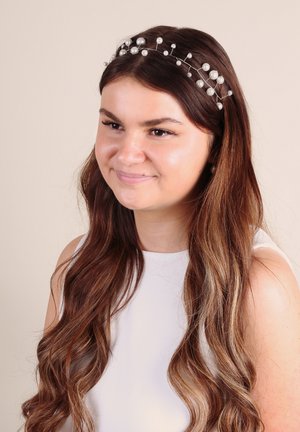 Fascia per capelli con perle, realizzata in filo d'argento, caratterizzata da un delicato insieme di perle piccole e medie su una fascia sottile.