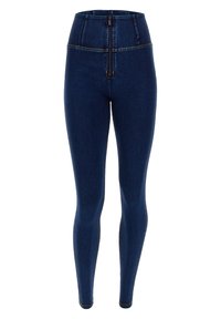 Jeggings in denim a vita alta di colore blu scuro con una texture liscia, dotati di una zip frontale e cuciture gialle a contrasto lungo le cuciture.