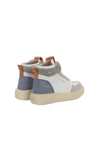 Hochschnitt-Sneaker aus einer Mischung aus weißem, grauem und blauem Wildleder, mit einem akzentuierenden Element aus hellbraunem Leder und einem Textlogo an der Seite. Gummisohle.