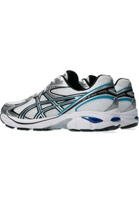 Buty biegowe z szaro-białą siateczkową cholewką, czarnymi i niebieskimi akcentami, amortyzowaną podeszwą oraz wzmocnionym zapiętkiem.