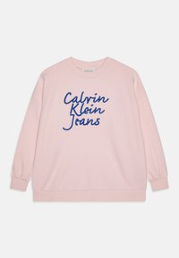 Różowa bluza z długimi rękawami, okrągłym dekoltem i ściągaczami, z niebieskim haftowanym napisem "Calvin Klein Jeans" z przodu.