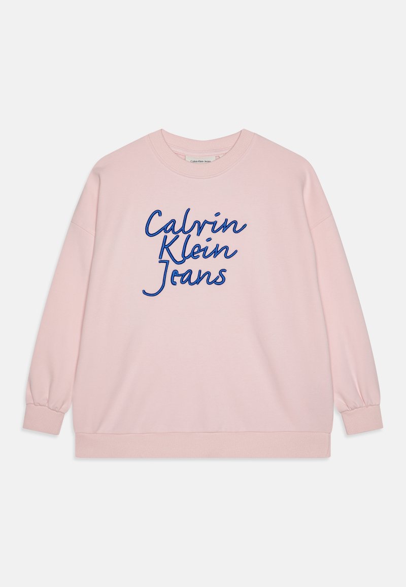Różowa bluza z długimi rękawami, okrągłym dekoltem i ściągaczami, z niebieskim haftowanym napisem "Calvin Klein Jeans" z przodu.