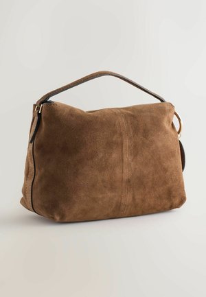 Brūna zamšādas soma ar izliekta formas siluetu, augšējo rokturi un zelta tonī apdari. Raksturo gluda tekstūra un minimālistisks dizains.