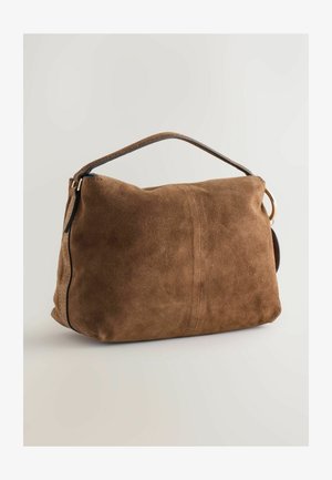 Pruun seemisnahast käekott kõverate vormidega, ülemise sangaga ja kuldse tooniga detailidega. Omadused hõlmavad sileda tekstuuri ja minimalistlikku disaini.