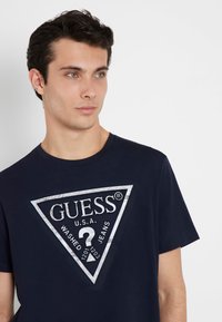 Guess - T-shirt z nadrukiem