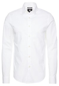 Biała, długa koszula z długim rękawem, zapinana na guziki, wykonana z bawełny, o super slim fit, z klasycznym kołnierzykiem i brązowymi guzikami z przodu.