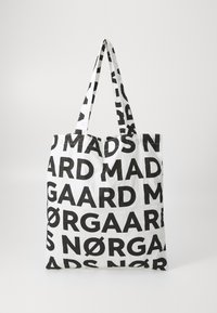 Grande borsa tote bianca caratterizzata da un audace testo nero ripetuto con le parole "MADS NØRGAARD." Progettata con due manici robusti. Tessuto leggero.