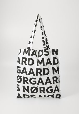 Grande borsa tote bianca caratterizzata da un audace testo nero ripetuto con le parole "MADS NØRGAARD." Progettata con due manici robusti. Tessuto leggero.