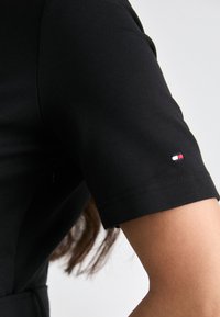 Tommy Hilfiger MIX PLEATED DRESS - Tričkové šaty - black