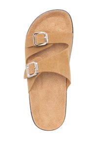 Sandal in suede marrone con due fibbie metalliche regolabili, fondo testurizzato e suola nera. Design semplice e piatto.