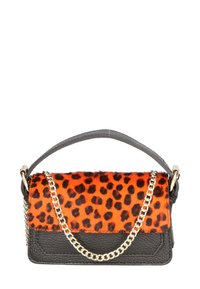 Borsa a tracolla con stampa leopardo, con parte superiore in pelliccia sintetica arancione e parte inferiore in pelle nera texture. Include una tracolla in catena metallica e un manico superiore.