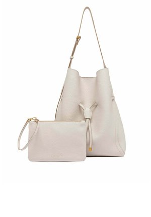 Sac seau en cuir texturé blanc avec bandoulière ajustable et pochette assortie pour poignet avec fermeture éclair dorée et bracelet-poignet.