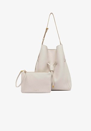 Sac seau en cuir texturé blanc avec bandoulière ajustable et pochette assortie pour poignet avec fermeture éclair dorée et bracelet-poignet.
