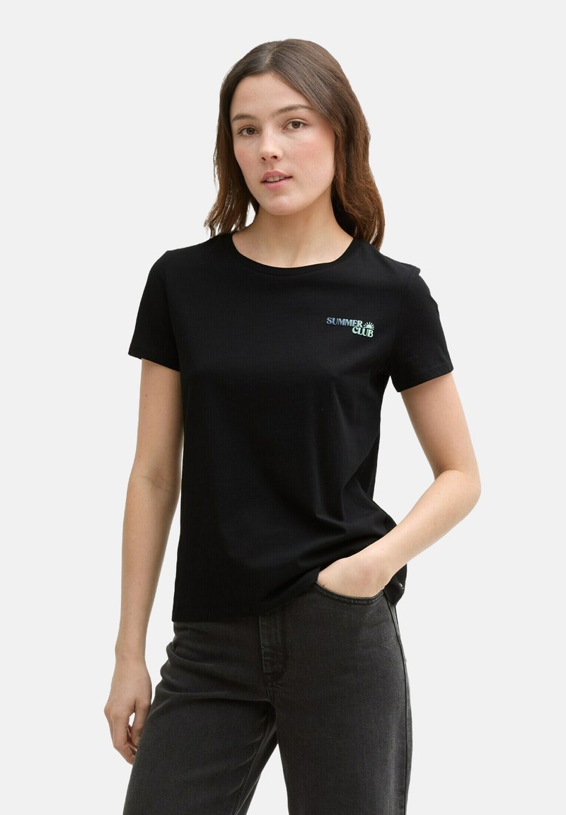 Tricou negru dintr-un material neted, cu textul "SUMMER CLUB" în nuanțe de albastru și verde pe partea stângă, gât rotund, design ajustat.