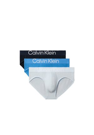 Trzy złożone męskie slipy w kolorze białym, niebieskim i czarnym, każdy z logo Calvin Klein na pasku.