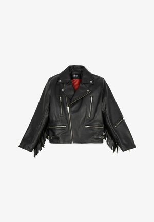 Chaqueta de moto de cuero negro con cremalleras plateadas, detalles de flecos en las mangas y un forro interior rojo. Cierre frontal con cremallera y botones de presión.