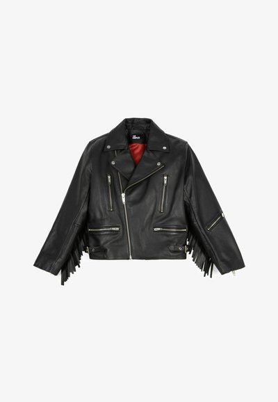 Schwarze Leder-Motorradjacke mit silbernen Reißverschlüssen, Fransenverzierungen an den Ärmeln und rotem Innenfutter. Vorderer Reißverschluss und Druckknopfverschluss.