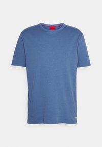 Blauw T-shirt met korte mouwen van zacht materiaal, met een ronde halslijn met rode binnenrand en een klein logo op de linksonder.