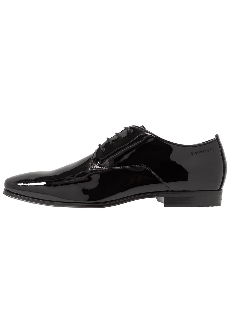 Scarpa da uomo nera in vernice con punta affusolata, cinque occhielli e design minimalista, dotata di suola in gomma e logo del brand sottile.