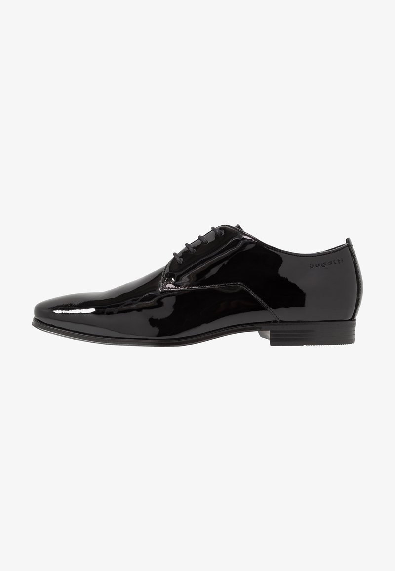 Scarpa da uomo nera in vernice con punta affusolata, cinque occhielli e design minimalista, dotata di suola in gomma e logo del brand sottile.