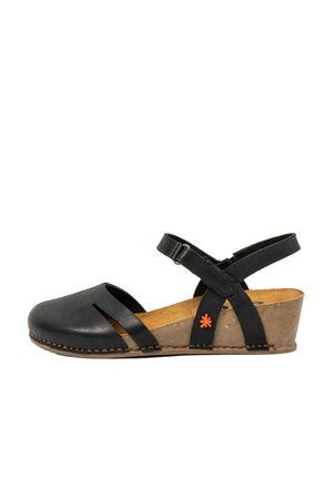 Zwarte leren damessandaal met sleehak, gesloten neus, enkelbandje en een beige kurken zool met een klein oranje bloemenlogo aan de zijkant.