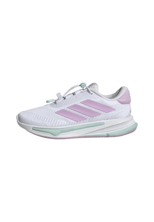 Zapatilla deportiva blanca y lavanda con tres rayas lavanda, acentos en la suela verde menta y un sistema de lazado rápido sobre un fondo blanco.