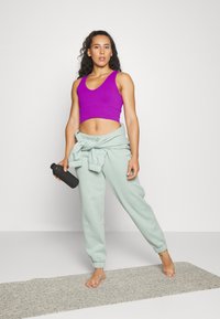 Athleta AURORA SEAMLESS CROP TANK - Top - jazzy purple