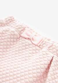 Hele roosa kangas tekstuuriga diamond mustriga, millel on väike soonilised paela detail. Pehme ja plussne tekstuur.