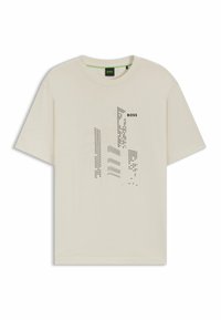 Beige t-paita, joka esittelee mustaa geometrista graafista muotoilua, jossa on etupuolella sana "BOSS" painettuna. Lyhyet hihat ja pyöreä pääntie.