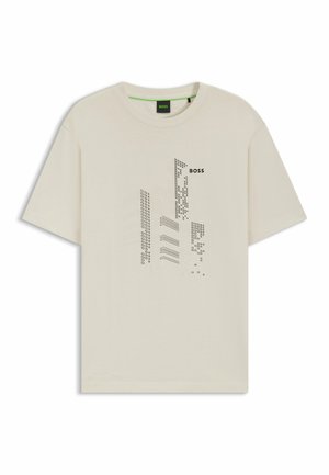 Beige bomullströja med en svart geometrisk grafisk design och ordet "BOSS" tryckt på framsidan. Kort ärm och rundad hals.