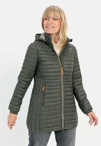 Olijfgroene geïsoleerde pufferjack met een capuchon, ritssluitingen aan de voorkant, zijzakken, ribgebreide manchetten en een verticale stiknaad. Geweven stof.