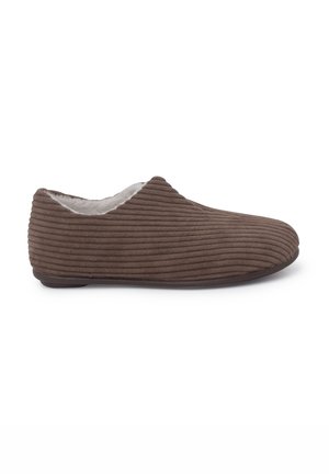 Bruine instapslippers met een verticale geribbelde textuur, zachte binnenvoering, ronde neus en platte rubberen zool.