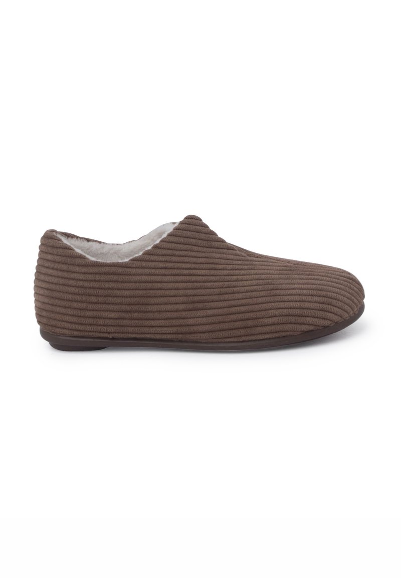 Chaussons marron à enfiler avec texture rayée verticale, doublure intérieure douce, bout arrondi et semelle en caoutchouc plate.