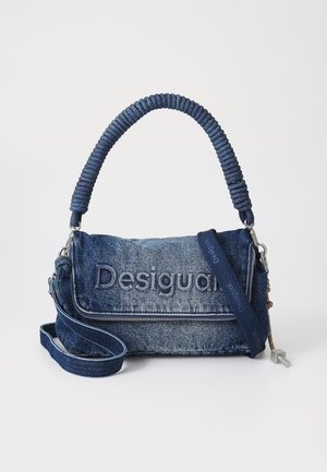 Blå denim skuldertaske med polstret håndtag, lynlåslomme foran og mærket "Desigual" stof og broderi på frontklappen.