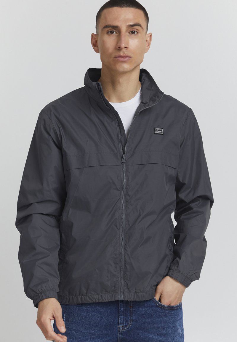 Graham leichte Zip-Jacke mit elastischen Bündchen und kragenförmigem Design, mit einem Logo-Patch auf der oberen linken Brustseite.