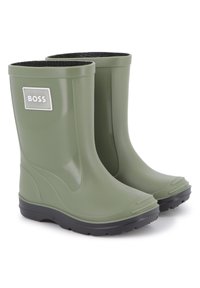 Πράσινες λαστιχένιες μπότες βροχής με μαύρη υφή στη σόλα, με σήμα από ασημένια πλάκα και λείο φινίρισμα. Στρογγυλή μύτη και ελαφρύ τακούνι.