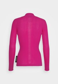 Pull ajusté à manches longues en tricot côtelé rose vif, doté d'un col montant et d'une couture verticale dans le dos. Étiquette sur le côté gauche.