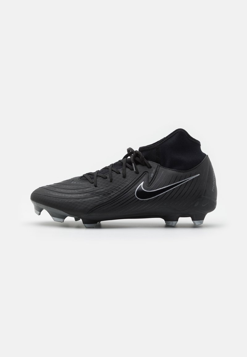 Crampon de football noire avec un matériau synthétique texturé, un design élégant, un Swoosh Nike bien en évidence, un soutien de cheville bas et des détails de crampons transparents.