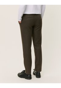Les Deux COMO PANTS - Pantaloni - forest green melange