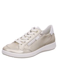 Zilveren leren sneaker met witte accenten, vetersluiting, gestructureerde bovenkant en zijrits detail. Rubberen zool voor grip.